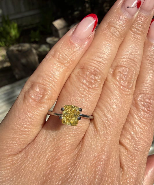 Cushion 1.55ct Fancy Vivid Yellow VVS2